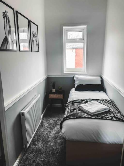 Comfortable Home In Bolton Farnworth Экстерьер фото